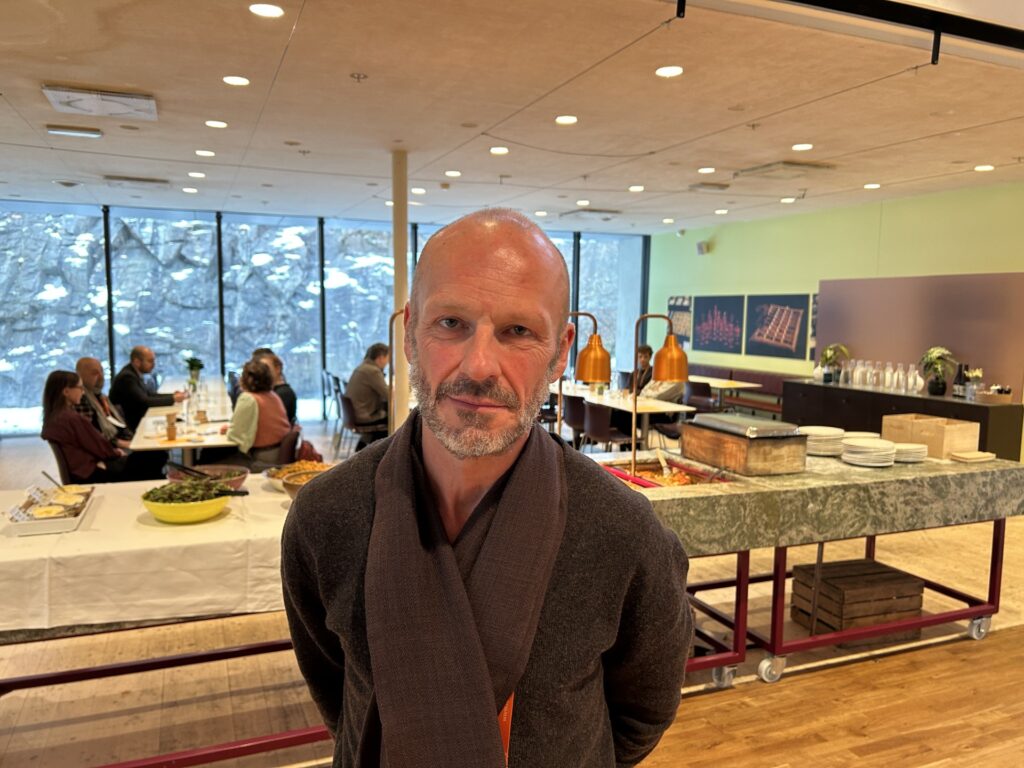 Man med skägg framför matsal