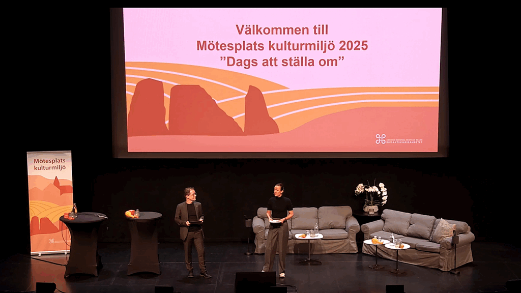 En man och en kvinna står på en scen inför en publik.