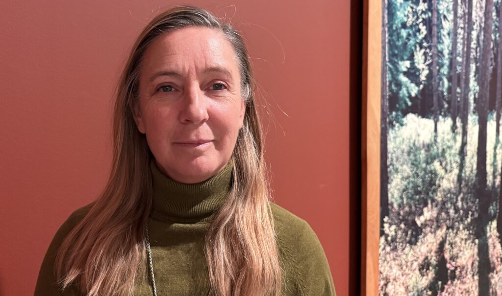 Porträttfoto på kvinna med långt hår. 