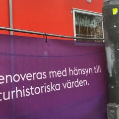 Banderoll på byggnad som informerar om att varsam renovering pågår.