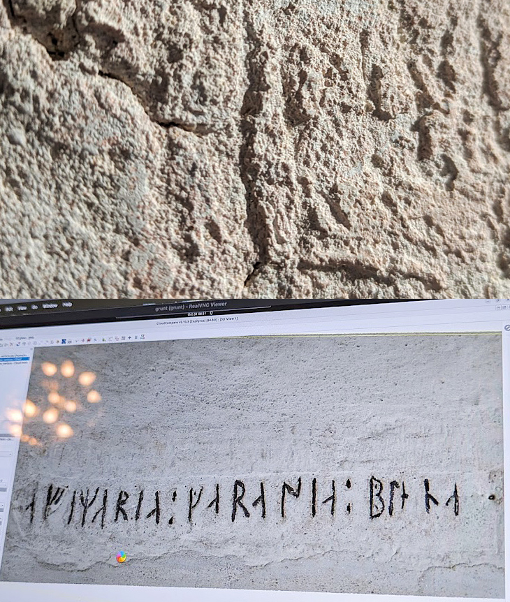 Bild med två delar: överst en närbild av grov, texturerad sten- eller putsytan; nederst en datorskärm som visar en bild av en gammal inskrift med flera tecken i horisontell rad.