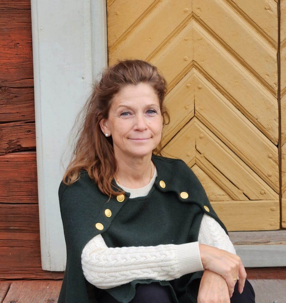 Kvinna sittande på en hustrappa