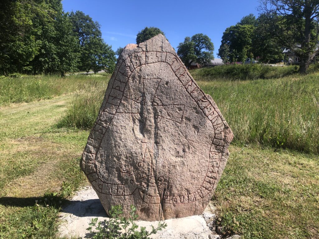 Bilden föreställer en runsten med kors