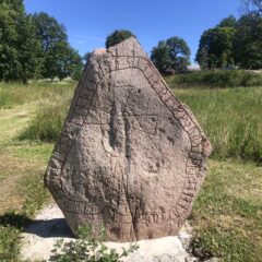 Bilden föreställer en runsten med kors