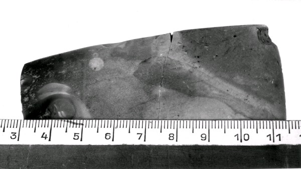 Linjal framför mintyxa.