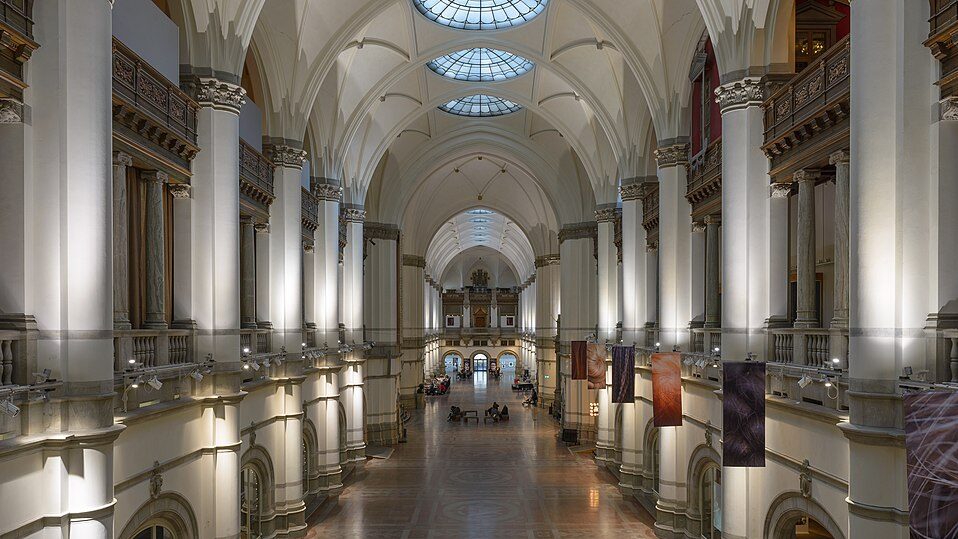 :n stor hall med kolonner och valvliknade tak.