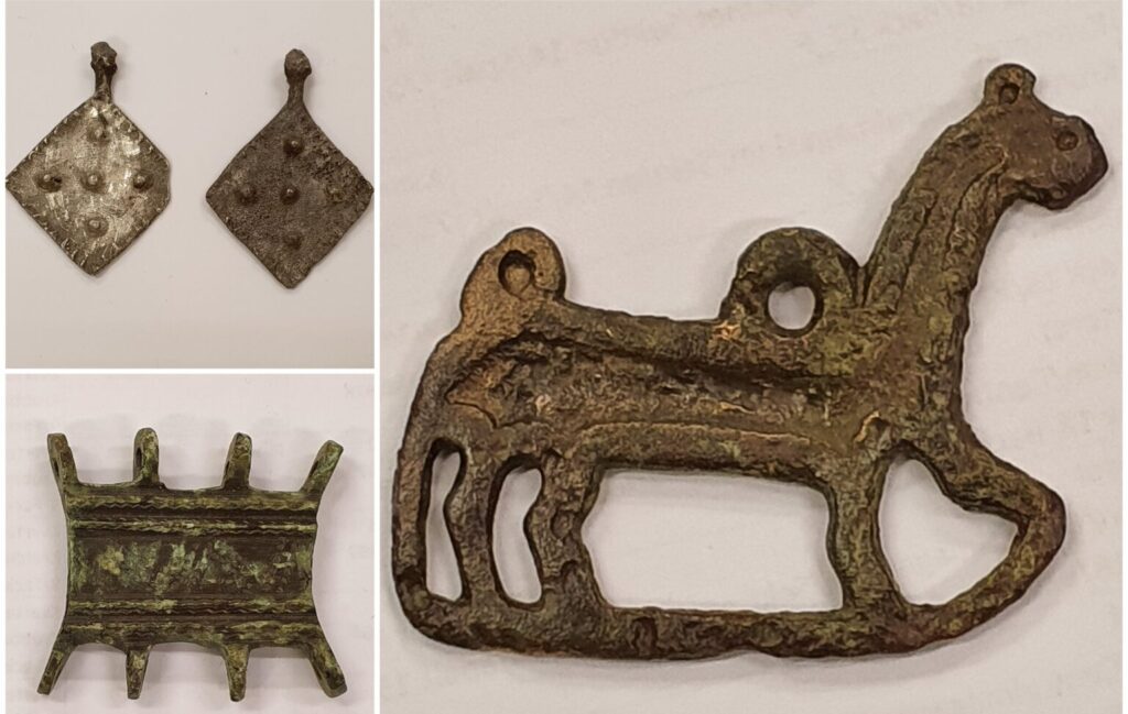 Kollage av olika smycken; ett par örhängen, en krona och ett hästliknande djur.