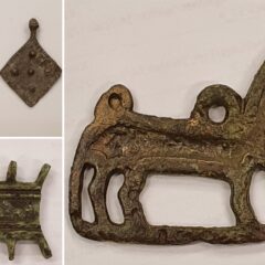 Kollage av olika smycken; ett par örhängen, en krona och ett hästliknande djur.