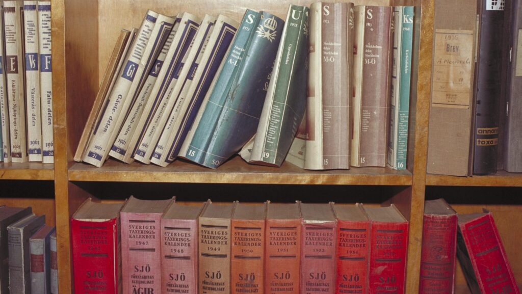 Bokhylla med gamla böcker.