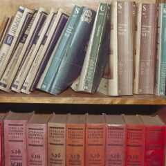 Bokhylla med gamla böcker.