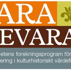 Logotyp med orden Spara & Bevara i versaler på plattor av olika färg, bredvid en bild på en staty.