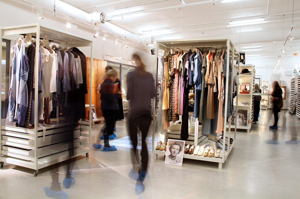 Fotografi taget med lång slutartid i Sörmlands museums magasin, flera suddiga personer syns i bild.