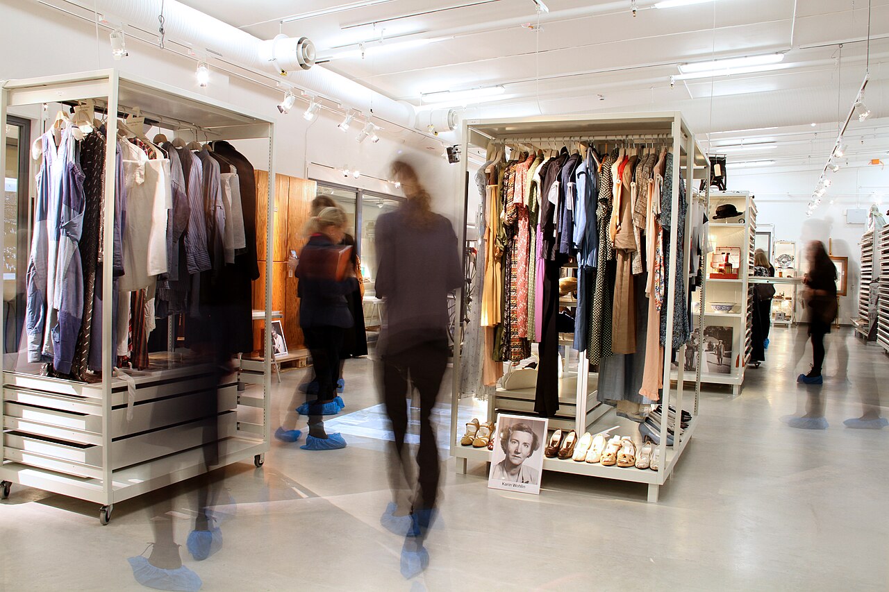 Fotografi taget med lång slutartid i Sörmlands museums magasin, flera suddiga personer syns i bild.