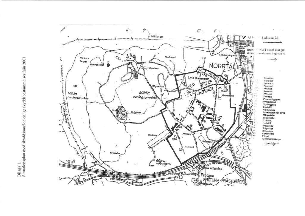 Karta i svartvitt som visar ett större militärt övningsområde väster om Norrtälje med vägar, byggnader och markerade gränser.