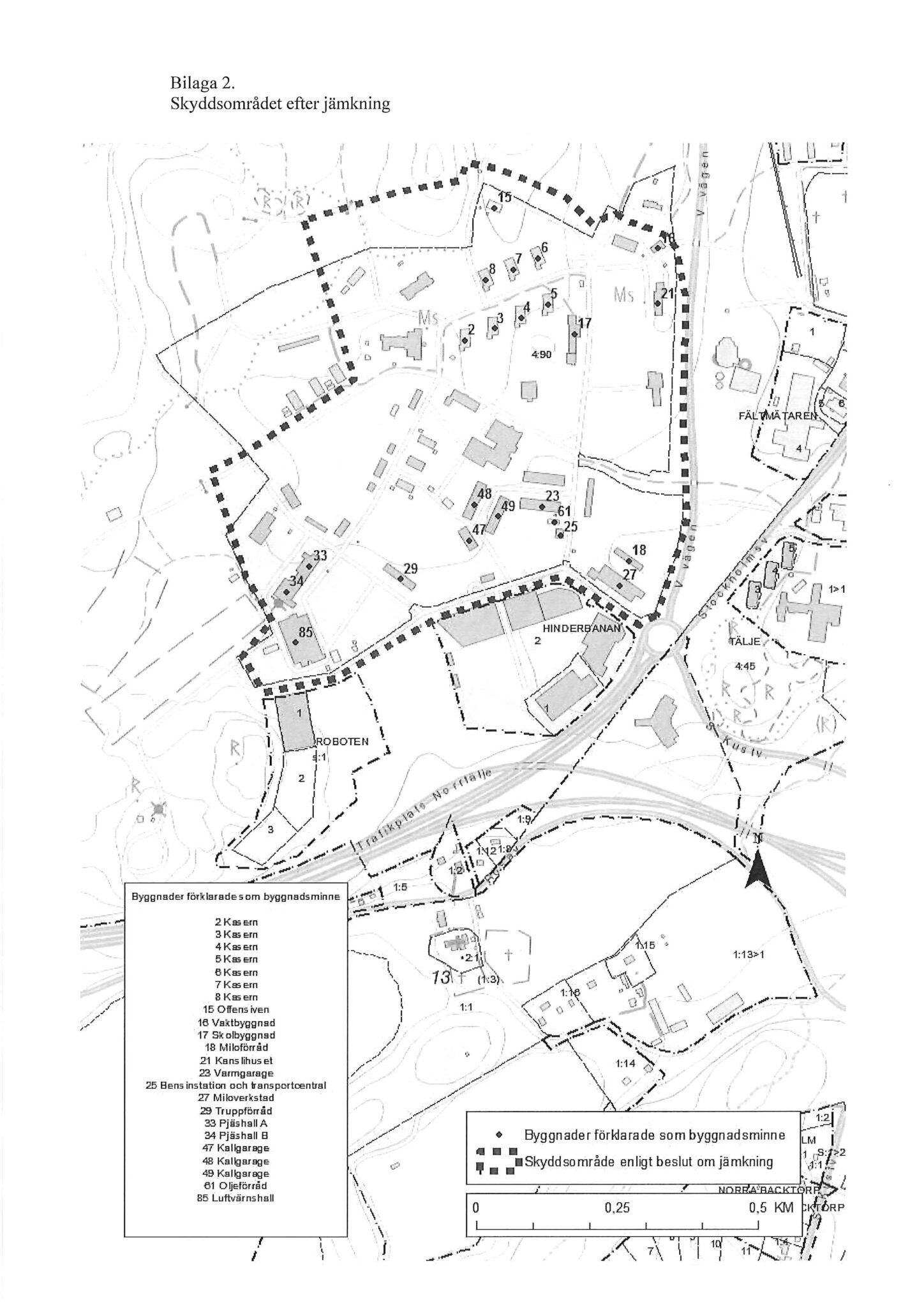 Svartvit karta över ett skyddsområde efter jämkning med streckade gränser, byggnader markerade med nummer och vägar genom området.