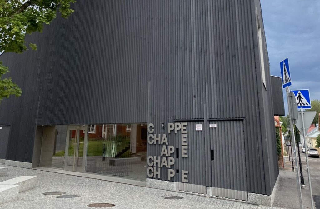 Husfasad och entrédörr i grått trä