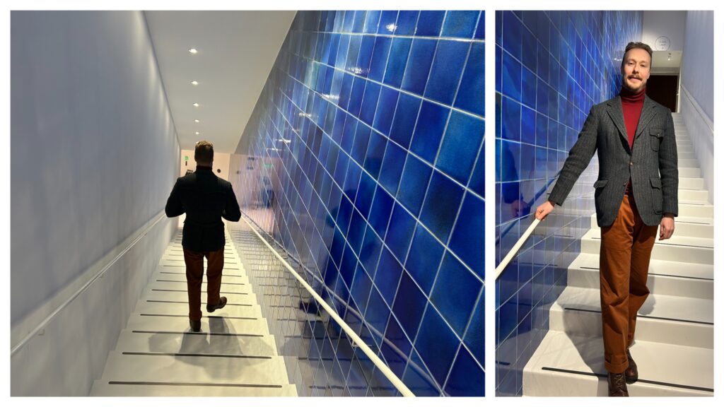 Två bilder föreställande pen mansperson som går nedför en trappa bredvid en blå kakelvägg