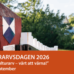 En blåvit skylt sitter på grindstolpen vid en uppställd välkomnade vit trägrind som leder in till ett äldre gult trähus.