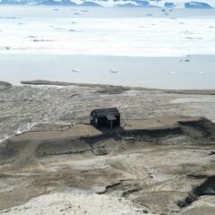 Här ser vi ett av övervintringshusen från den första svenska Antarktisexpeditionen, med Otto Nordenskjöld, 1902. Övervintringshuset ni ser, försämras snabbt på grund av klimatförändringarna.