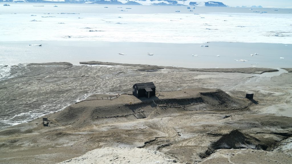 Här ser vi ett av övervintringshusen från den första svenska Antarktisexpeditionen, med Otto Nordenskjöld, 1902. Övervintringshuset ni ser, försämras snabbt på grund av klimatförändringarna.