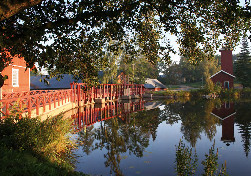 Röd industribyggnad vid vattnet.