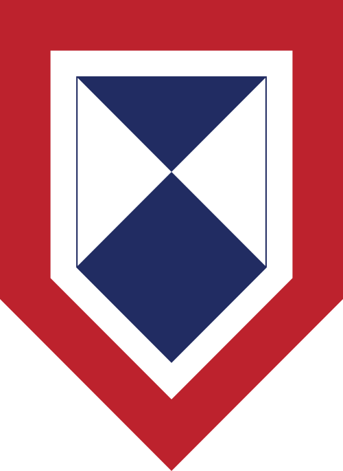 Grafiskt emblem i form av en spetsig sköld med röd ram. Inuti syns ett blått och vitt geometriskt mönster med fyra trianglar som möts i mitten.