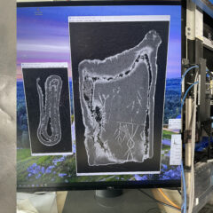 Kollage med bilder; ett litet ristad föremål, röntgenbilder som visar dess inre struktur och en laboratoriemiljö där föremålet analyseras i en teknisk utrustning.