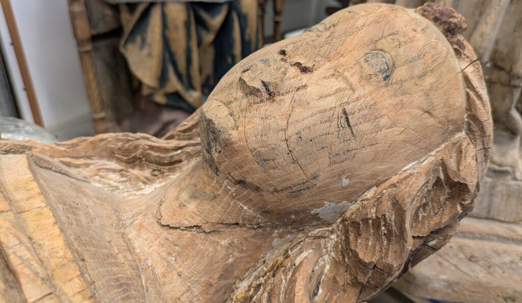 Träskulptur närbild på ansikte