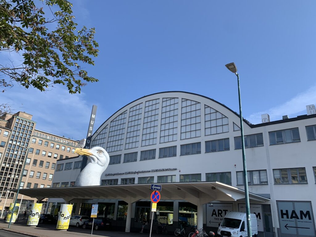 Bild på byggnad med rundat tack