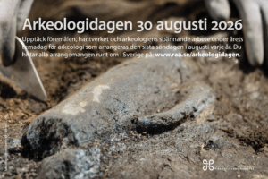 Närbild på arkeologiskt fynd, en slags kanna som ligger halvt dold i jorden. På bilden ligger text med datum och information om dagen.