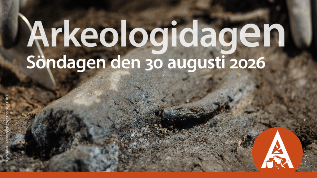 Närbild på arkeologiskt fynd, en slags kanna som ligger halvt dold i jorden. På bilden ligger text med datum samt en symbol i orange.