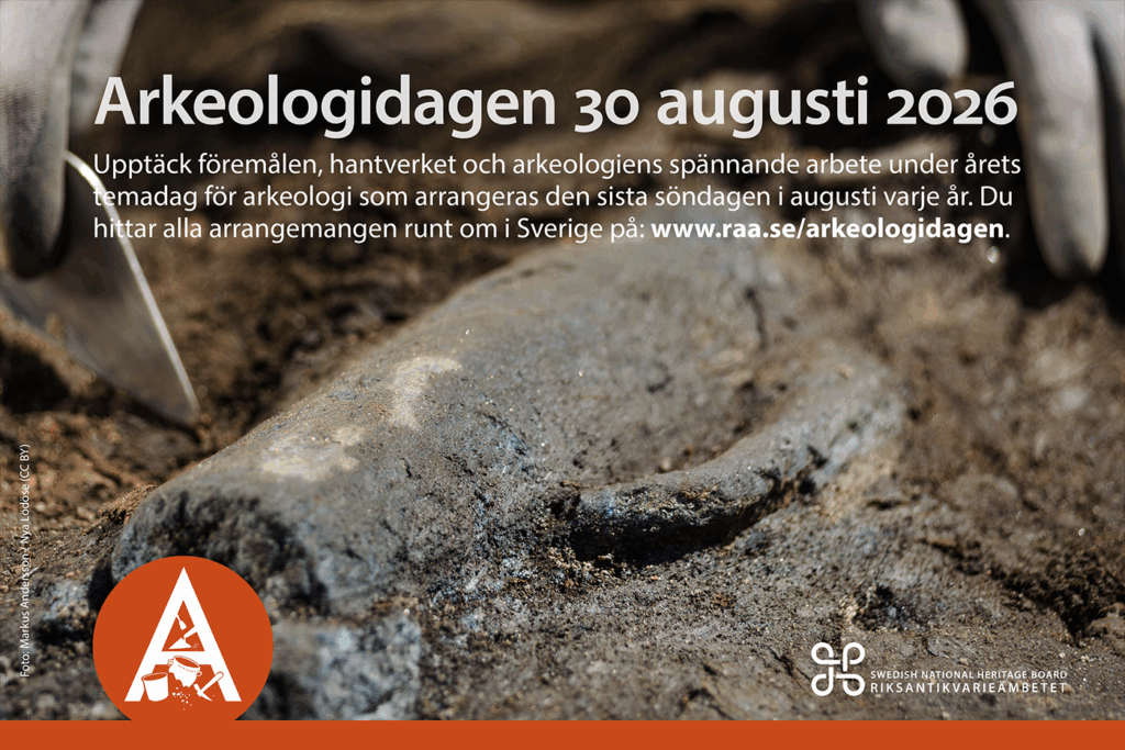 Närbild på arkeologiskt fynd, en slags kanna som ligger halvt dold i jorden. På bilden ligger text med datum och information om dagen samt en symbol i orange.