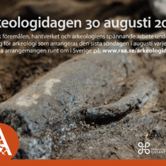 Närbild på arkeologiskt fynd, en slags kanna som ligger halvt dold i jorden. På bilden ligger text med datum och information om dagen samt en symbol i orange.