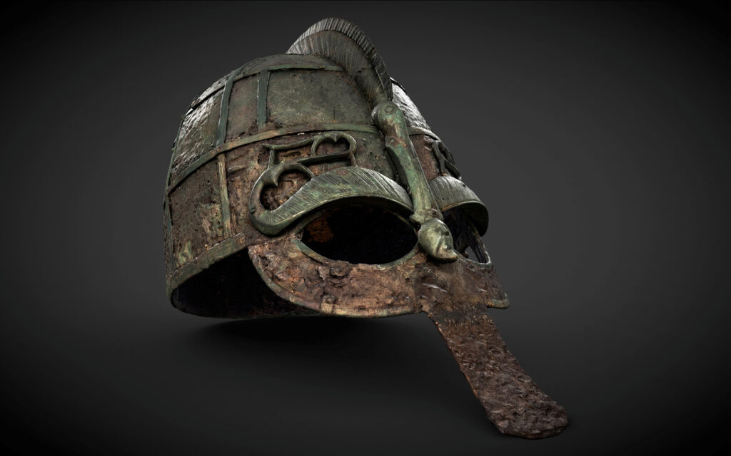 En svart hjälm i metall mot svart bakgrund.