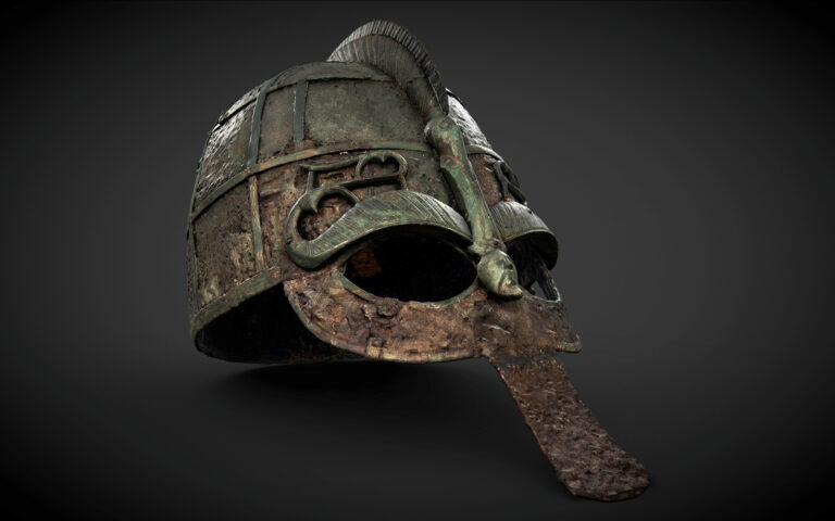 En svart hjälm i metall mot svart bakgrund.