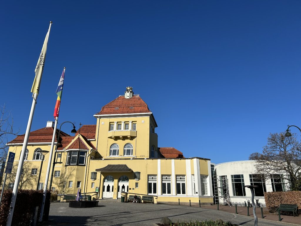 Gul äldre byggnad med blå himmel bakom