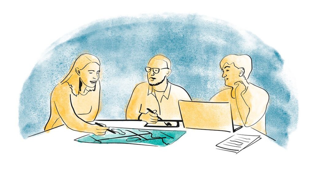 Illustration av tre personer som sitter vid ett bord och samarbetar kring en karta, med papper och en öppen laptop framför sig.