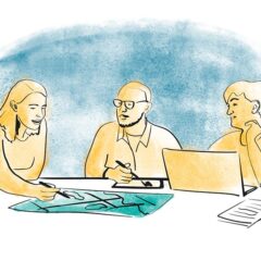Illustration av tre personer som sitter vid ett bord och samarbetar kring en karta, med papper och en öppen laptop framför sig.
