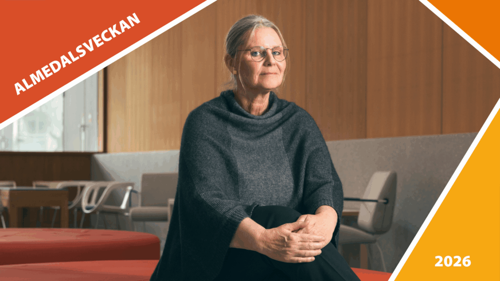 Person sitter på soffmöbel i modern lounge, trävägg i bakgrunden och text ”Almedalsveckan 2026”.
