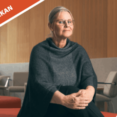 Person sitter på soffmöbel i modern lounge, trävägg i bakgrunden och text ”Almedalsveckan 2026”.