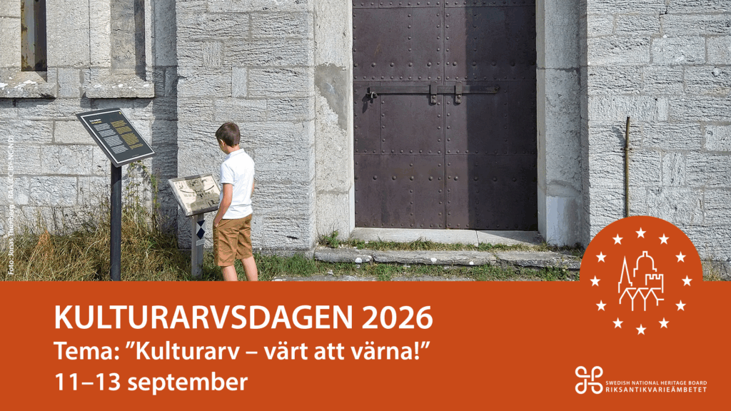 En ung pojke står och läser på en skylt vi framför en försvarsskans i kalkstensblock. En järndörr med låst regel hindrar vid ingången.