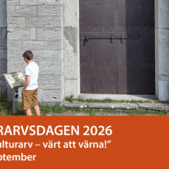 En ung pojke står och läser på en skylt vi framför en försvarsskans i kalkstensblock. En järndörr med låst regel hindrar vid ingången.