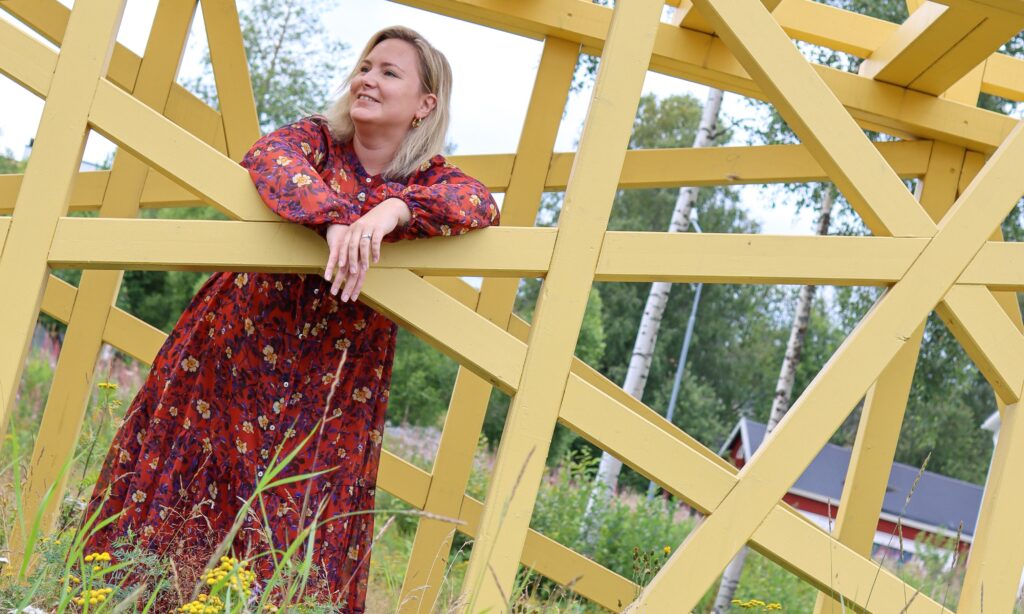 Somrig bild på kvinna vid konstverk