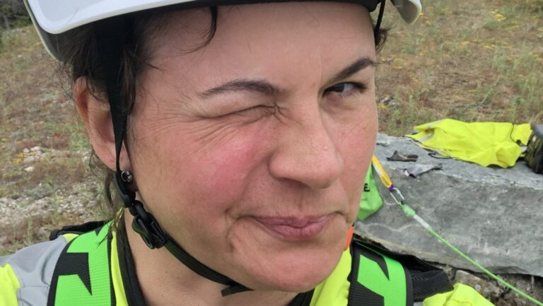 Kvinna blinkar med ena ögat