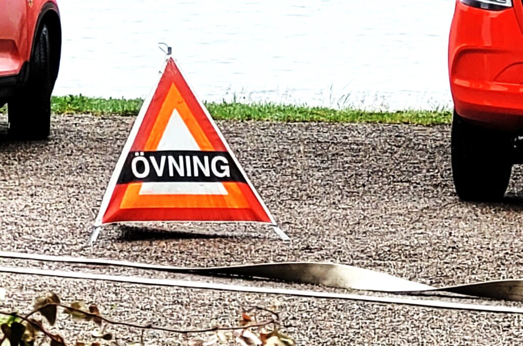 Trekantig skylt med texten ÖVNING grusunderlag.