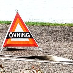 Trekantig skylt med texten ÖVNING grusunderlag.