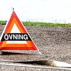 Trekantig skylt med texten ÖVNING grusunderlag.