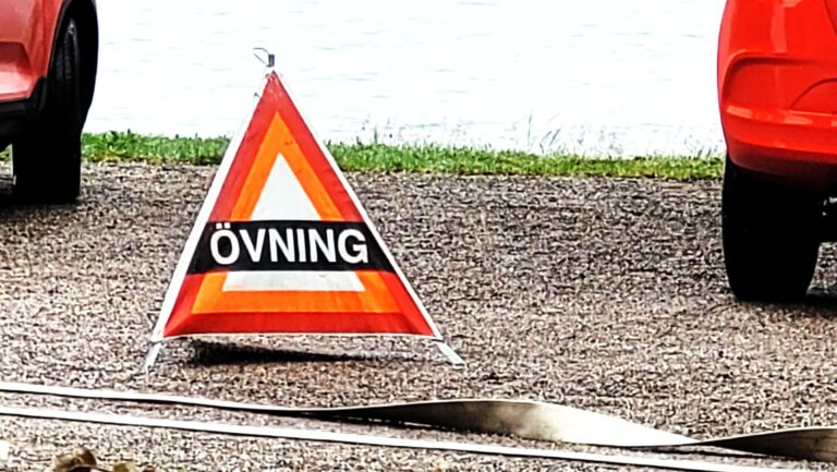 Trekantig skylt med texten ÖVNING grusunderlag.