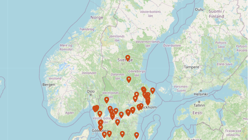 Kartvy över Sverige med ett femtiotal röda pins som pekar ut var det finns arrangemang. Flest pins i landets södra delar.
