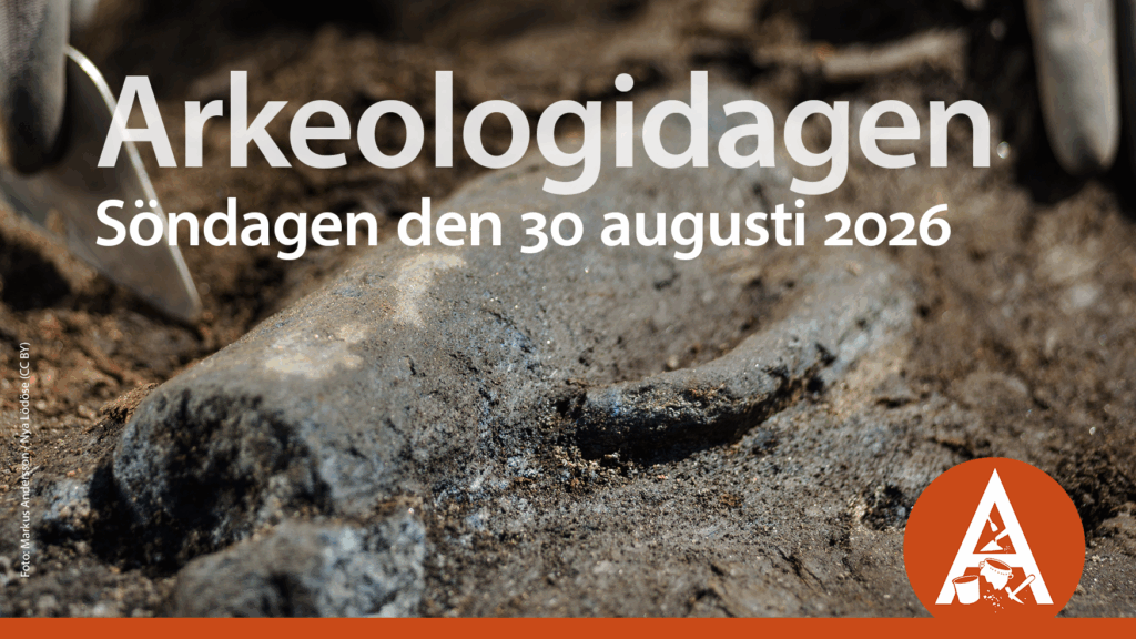Närbild på arkeologiskt fynd, en slags kanna som ligger halvt dold i jorden. På bilden ligger text med datum samt en symbol i orange.
